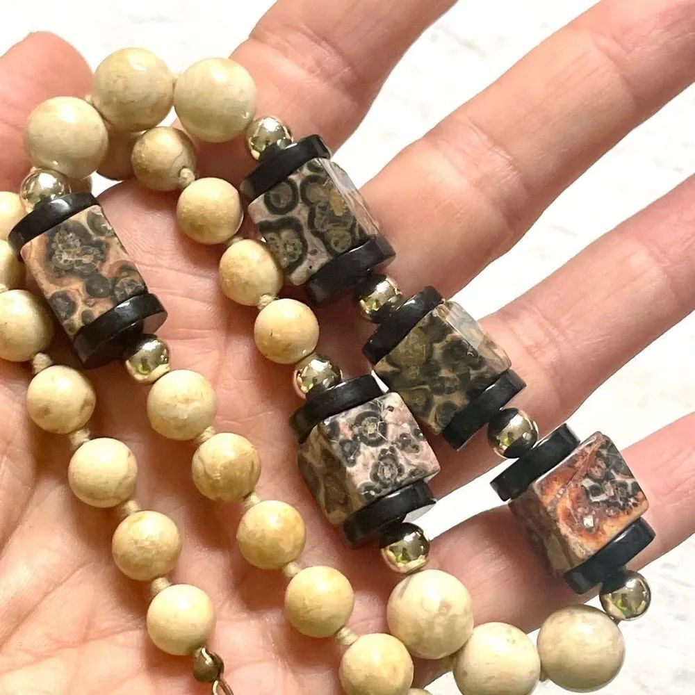 Tan leopard pattern beaded necklace - Picture 3 of 8